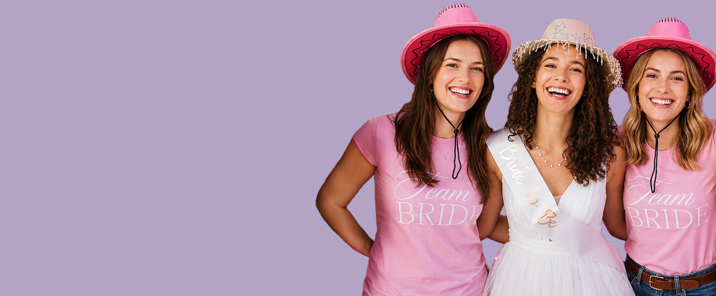 Freundinnen mit individuell gestalteten T-Shirts für einen Junggesellinnenabschied.