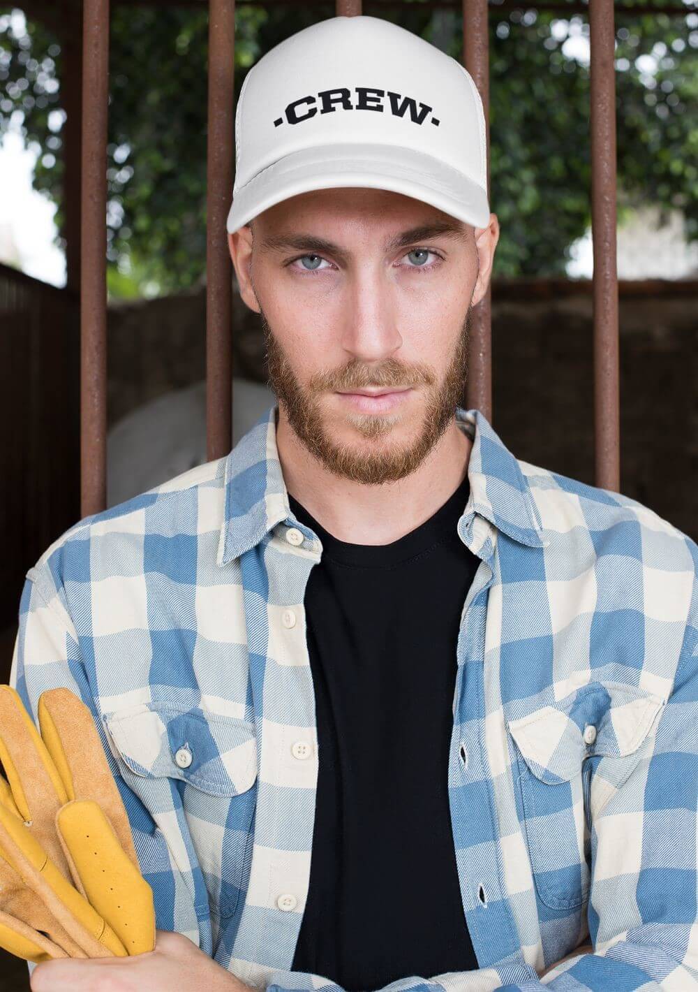 Mann trägt eine weiße 5-Panel-Cap mit schwarzem CREW-Aufdruck