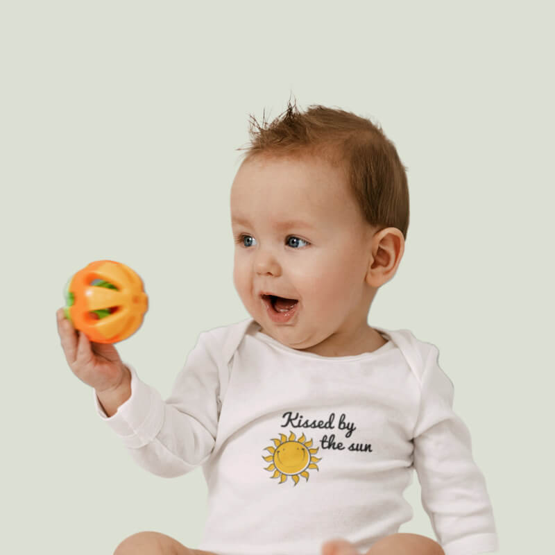 Baby mit bedrucktem Body