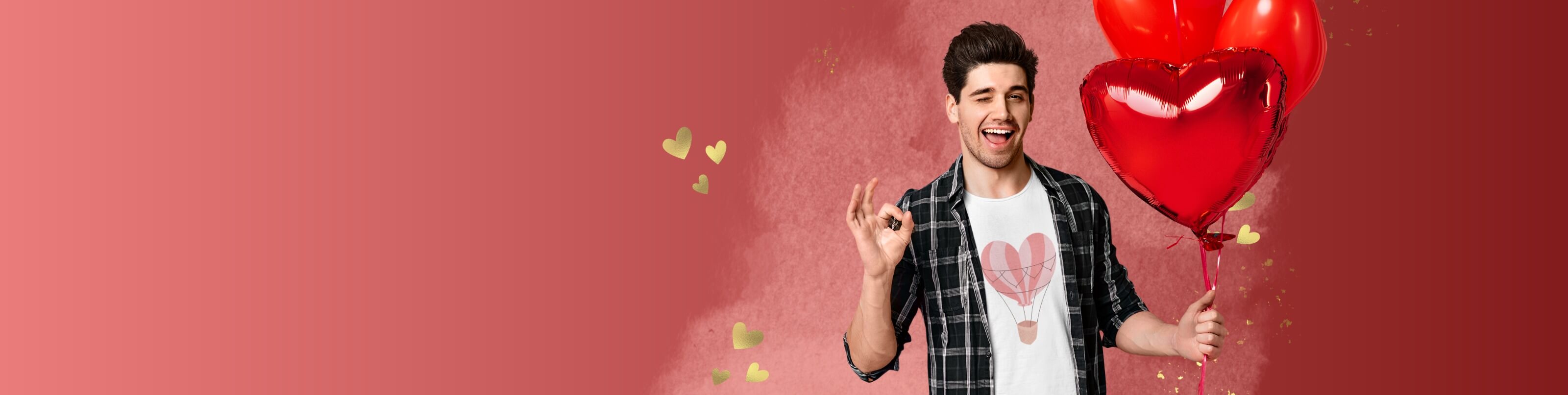 Mann mit bedrucktem T-Shirt mit Herz-Motiv