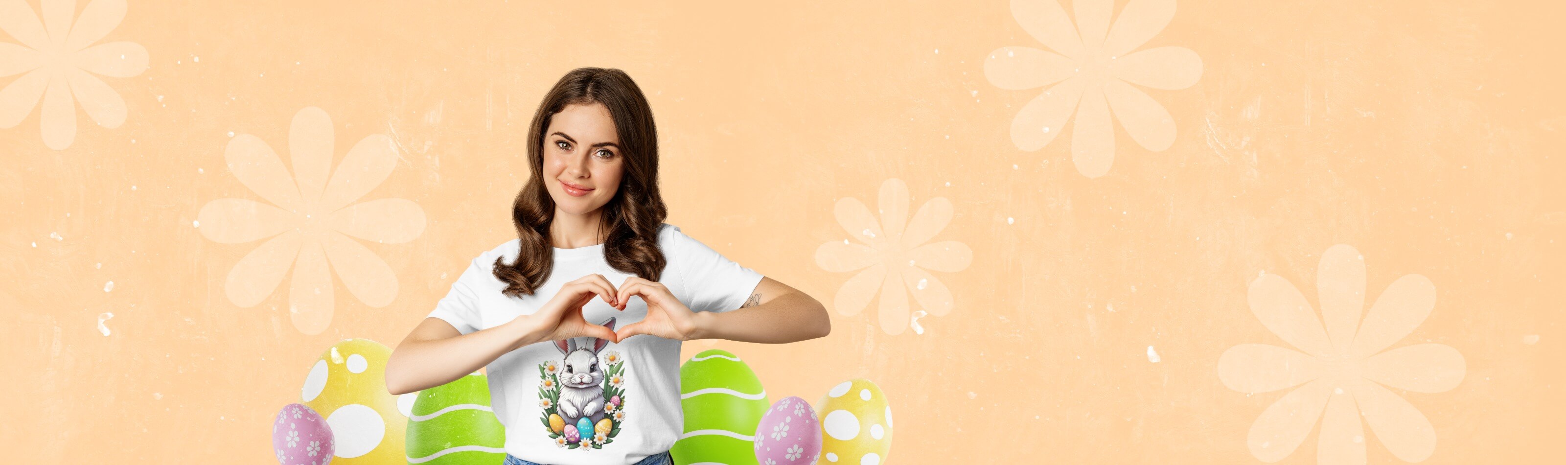 Frau im weißen T-Shirt mit Osterhasen-Print – Textilien gestalten für das Osterfest