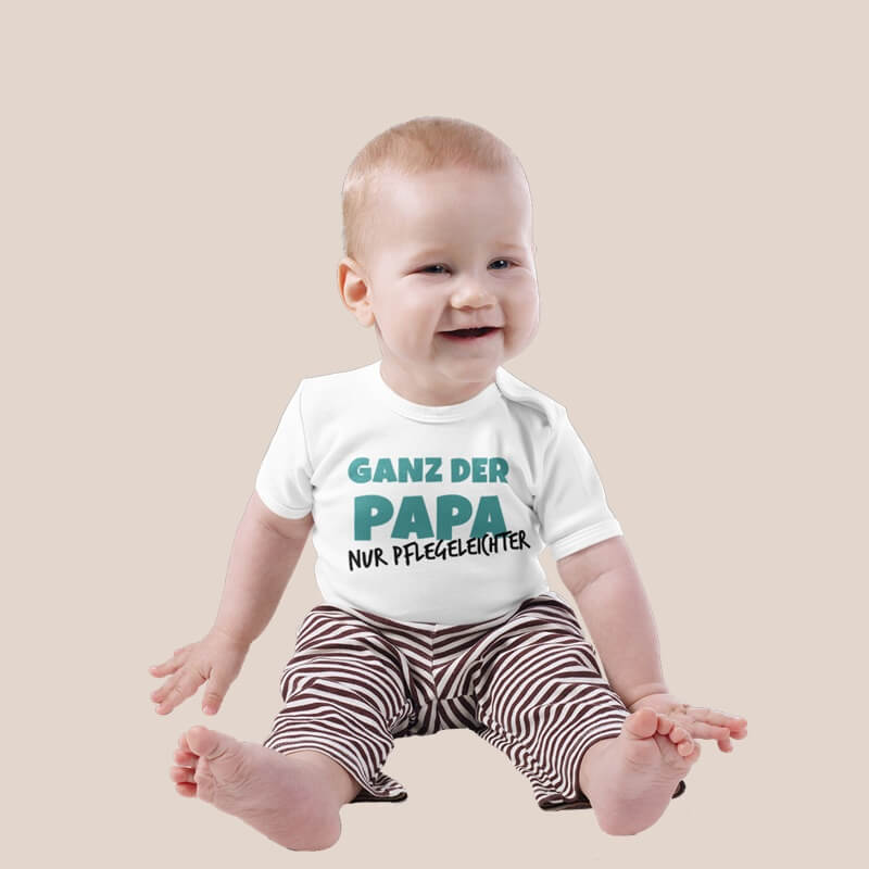 Baby mit bedrucktem Body