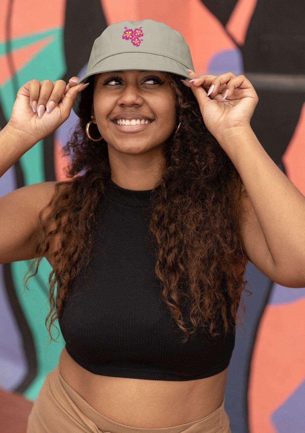 Frau mit bedrucktem Fischerhut