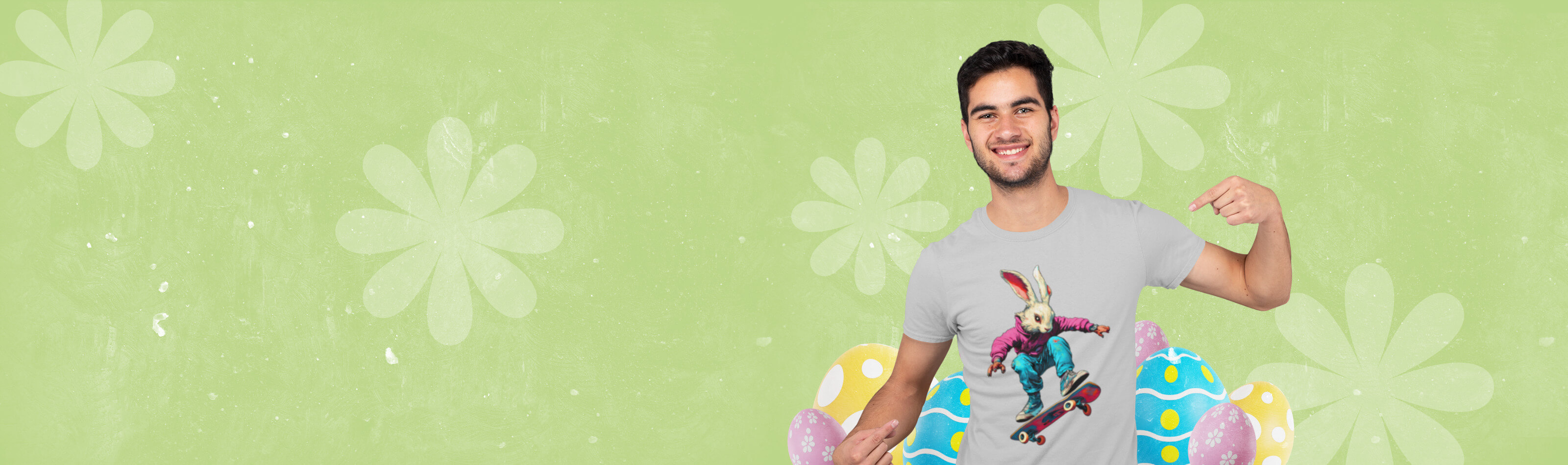 Mann mit grauem T-Shirt mit Osterhasen Motiv – T-Shirts bedrucken zu Ostern