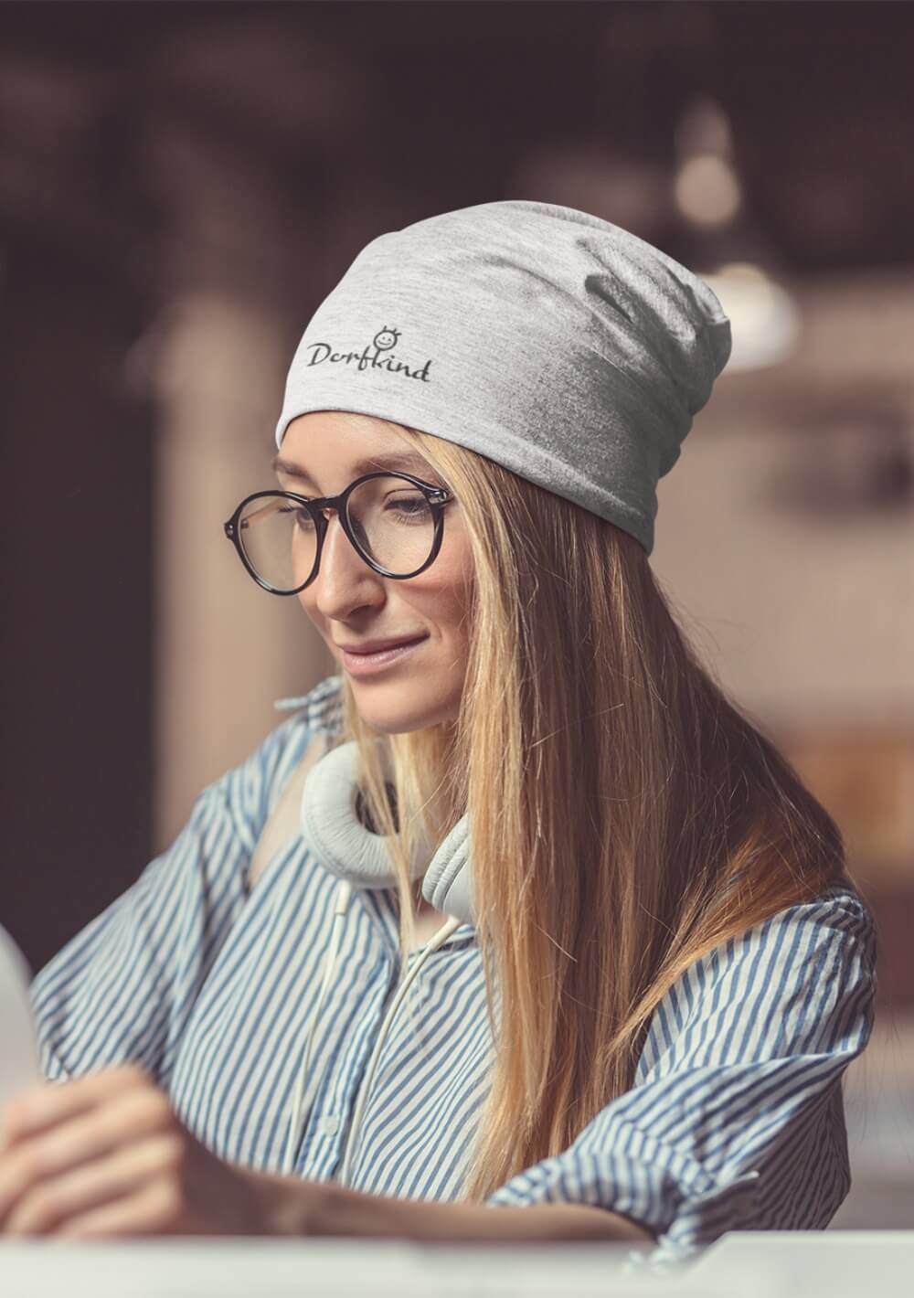 Grauer Beanie mit hochwertigem Logo-Druck