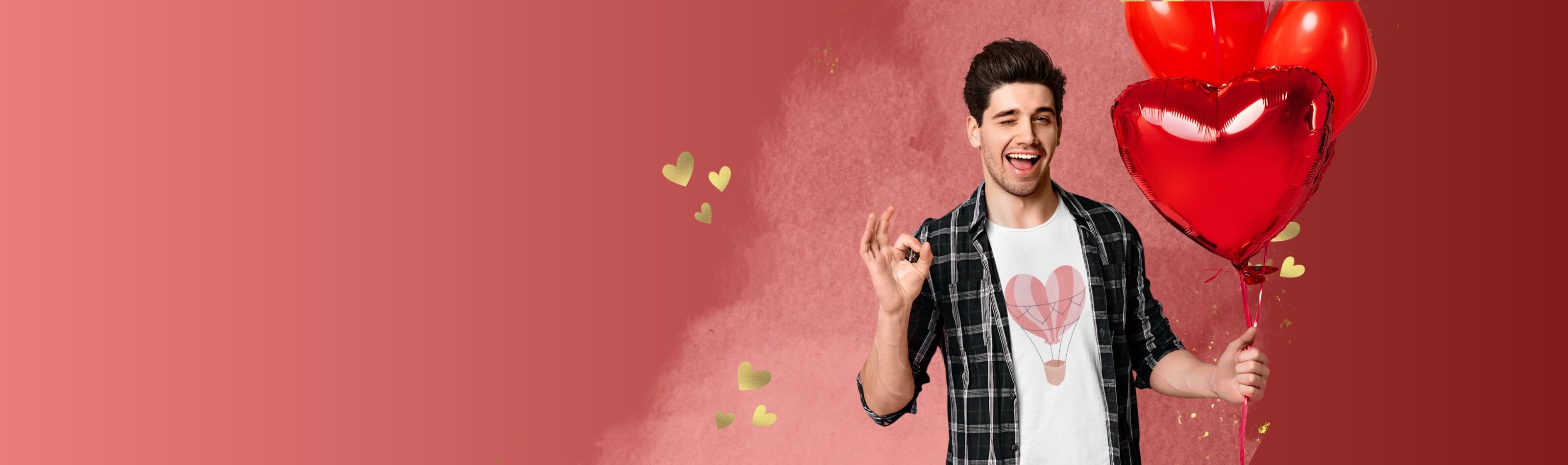 Mann mit bedrucktem T-Shirt mit Herz-Motiv