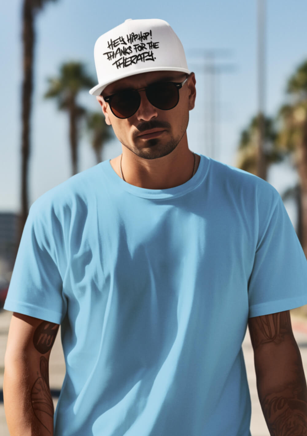 Mann mit einer individuell bedruckten weißen Snapback-Mütze