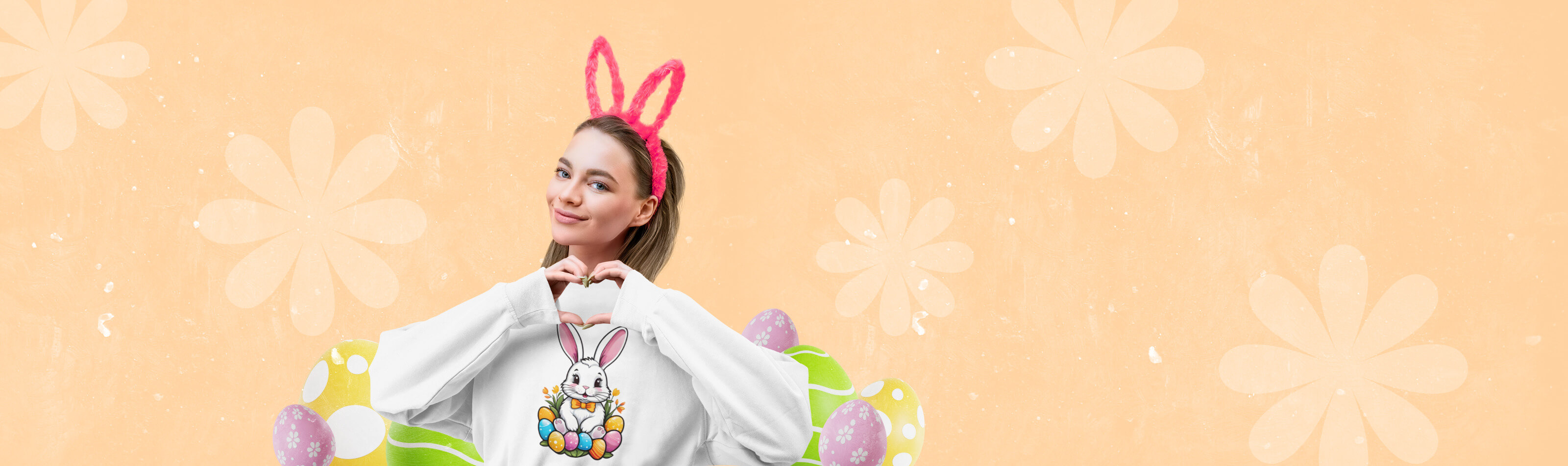 Frau im weißen Hoodie mit Osterhasen-Print – Textilien gestalten für das Osterfest