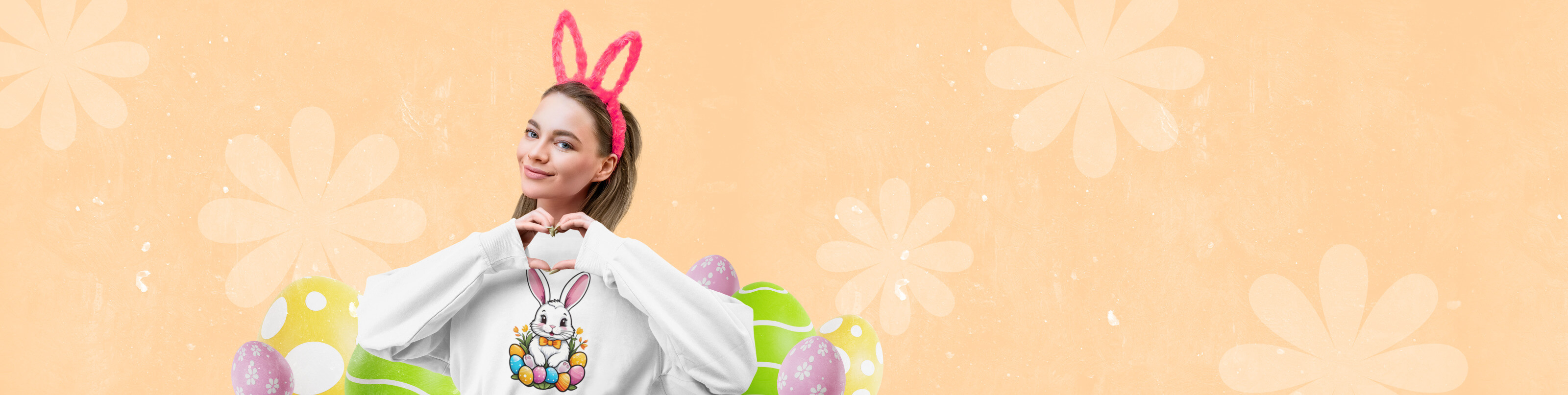 Frau im weißen Hoodie mit Osterhasen-Print – Textilien gestalten für das Osterfest