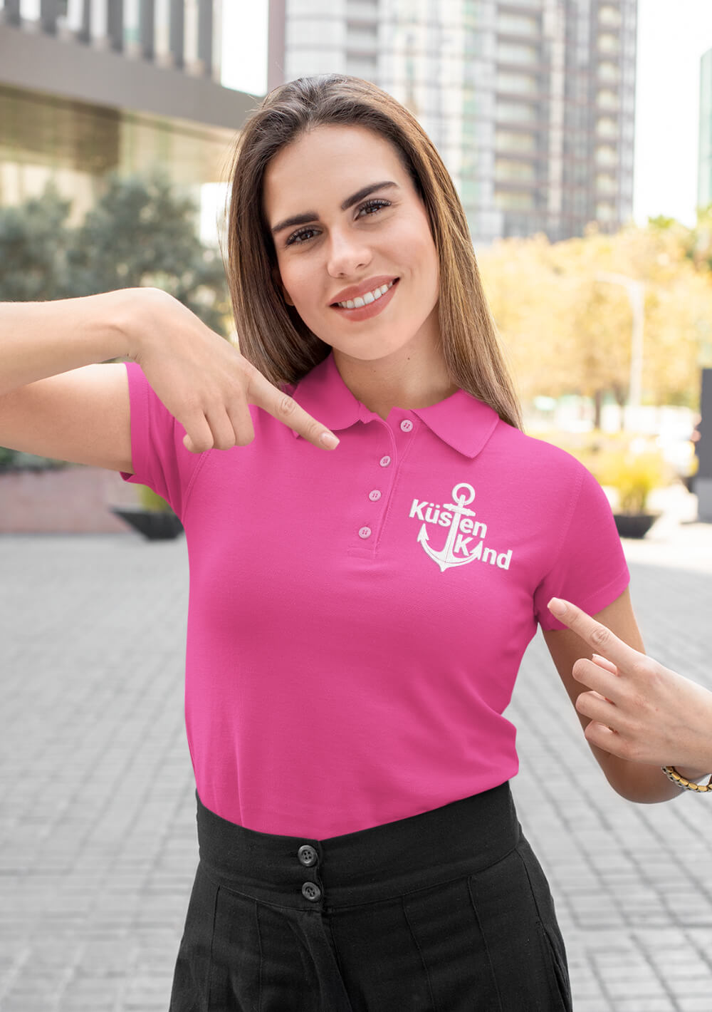 Poloshirts bedrucken - Frau mit Logo auf dem Poloshirt